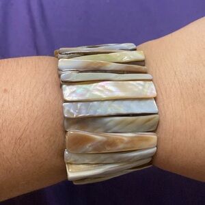Shell bracelet that stretches